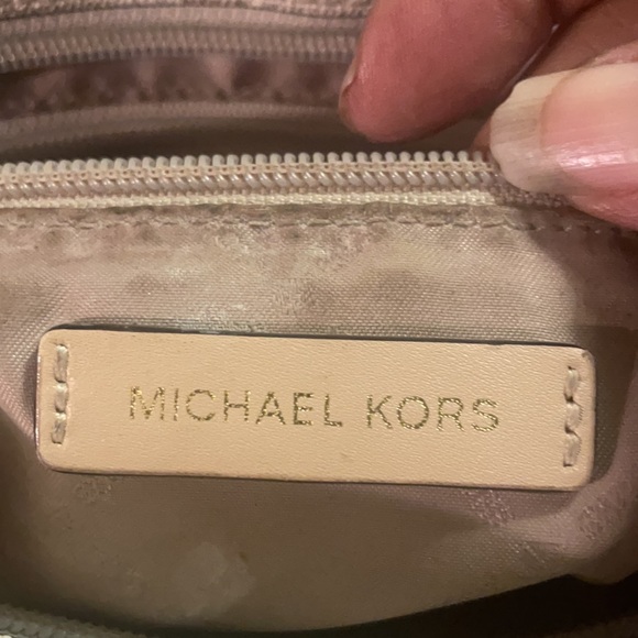 Micheal Kors Tote - Picture 13 of 15